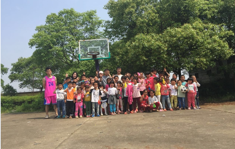 愛心點亮希望·關愛留守兒童——小桔燈志愿者溪頭小學獻愛心活動